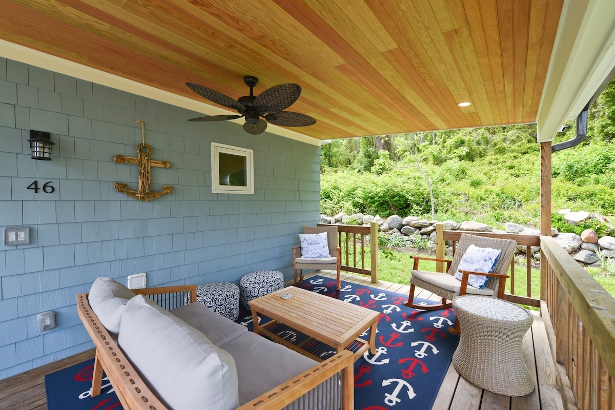 Narragansett Cottage Near the Beach
